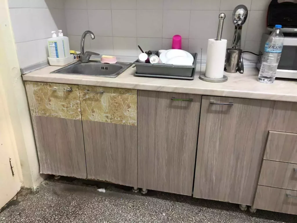 Εικόνες ντροπής στα δημόσια νοσοκομεία της χώρας μας – Σφήκες τσιμπούσαν ασθενείς στο Κρατικό Νίκαιας (φωτό)