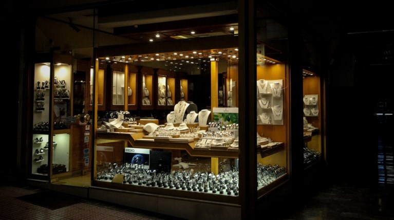 Ληστεία σε κοσμηματοπωλείο στο Μαρκόπουλο – Αφαίρεσαν κοσμήματα άγνωστης χρηματικής αξίας