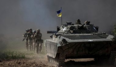 Βίντεο: Σε «νεκροταφείο» ουκρανικού στρατιωτικού εξοπλισμού έχει μετατραπεί το Ραμποτίνο