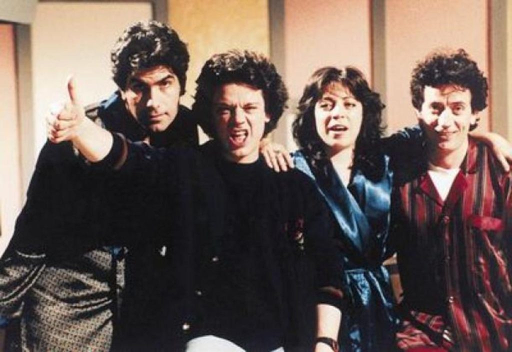 Γιατί οι θρυλικοί «Απαράδεκτοι» τελείωσαν στα δύο χρόνια; – Παραγωγός τηλεοπτικών επιτυχιών απαντά