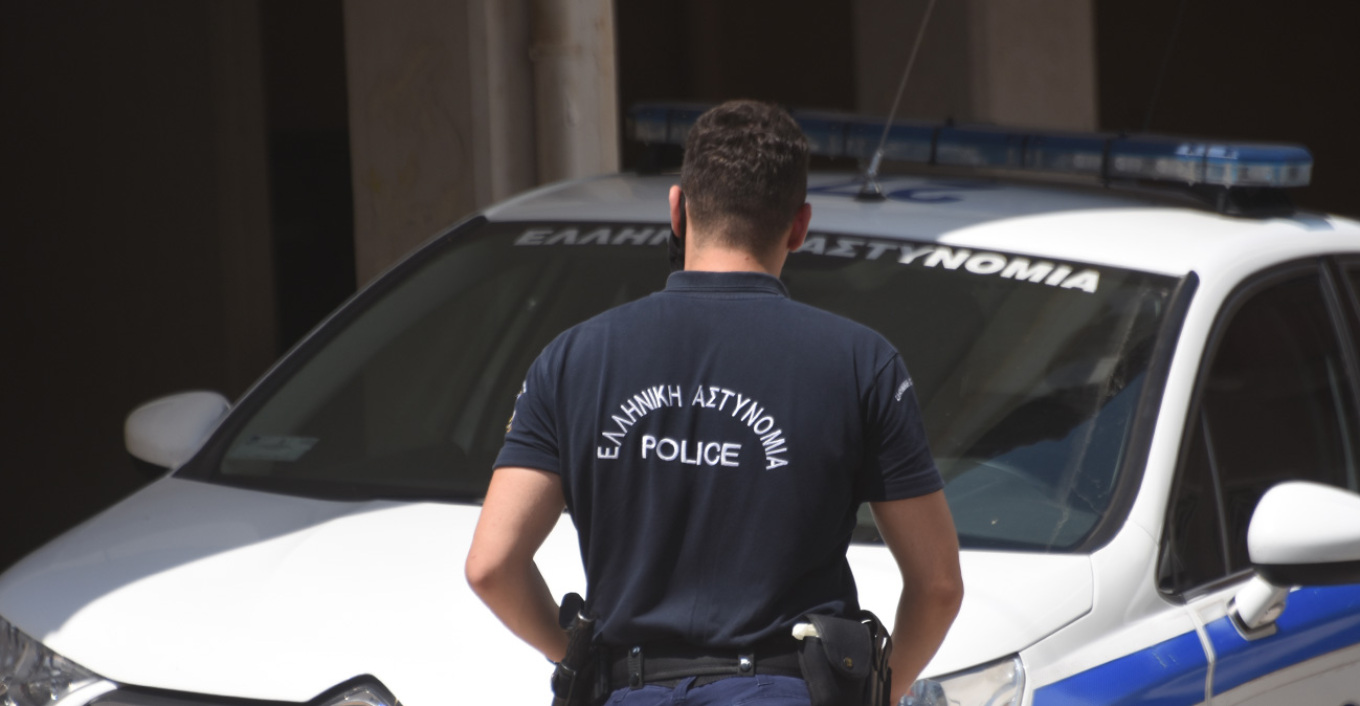 Χαλκιδική: 65χρονη… δάγκωσε αστυνομικό που πήγε να της «κόψει» κλήση για παράνομη στάθμευση