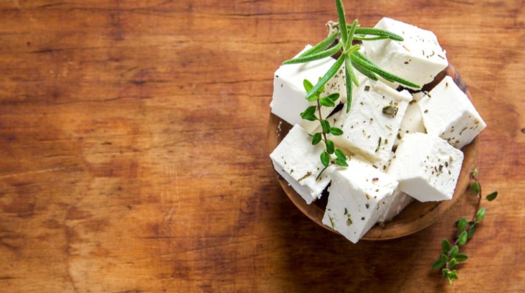 Ξεχάστε τη… φέτα: Θα την αντικαταστήσουν με κίτρινο τυρί λόγω της τεράστιας αύξησης της τιμής