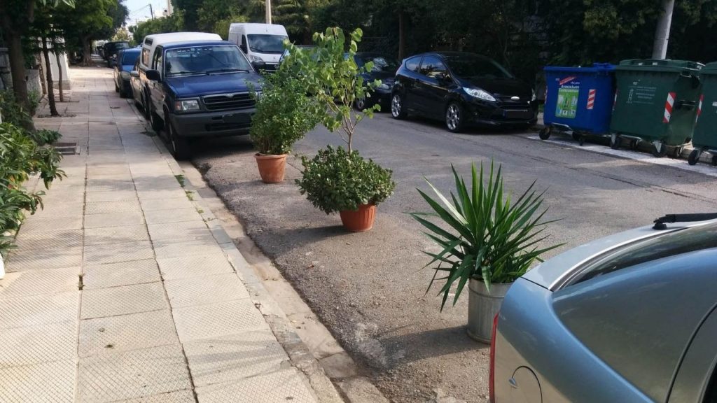 Το πρόστιμο που προβλέπει ο ΚΟΚ για όσους κρατάνε θέση πάρκινγκ στο δρόμο τοποθετώντας αντικείμενα