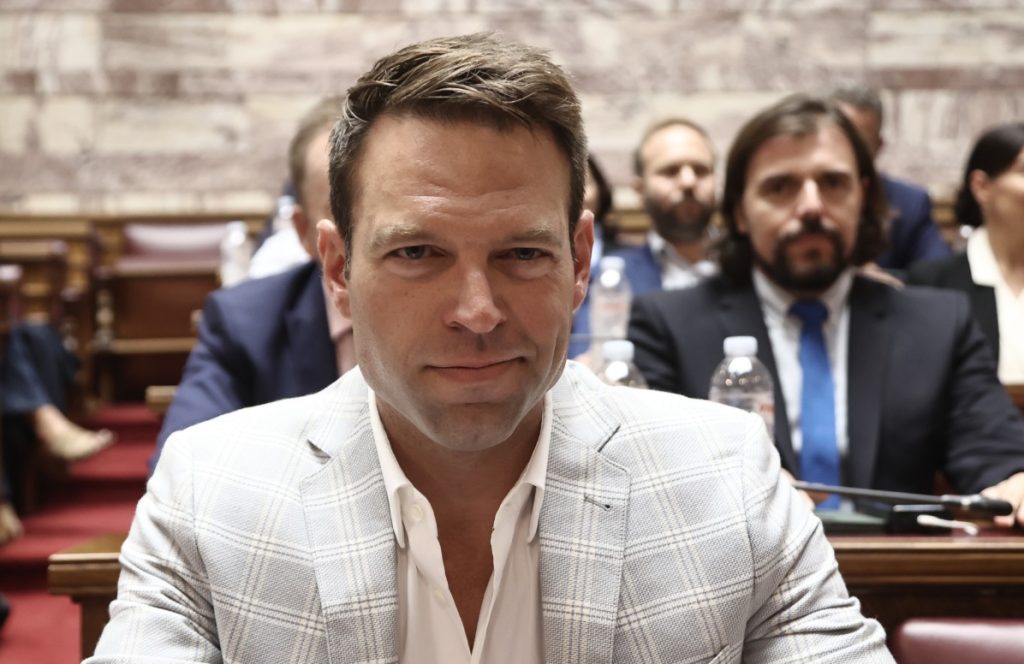 Οι κάλτσες με τον… Batman που έκαναν δώρο στον Στέφανο Κασσελάκη στην Πάτρα (βίντεο)