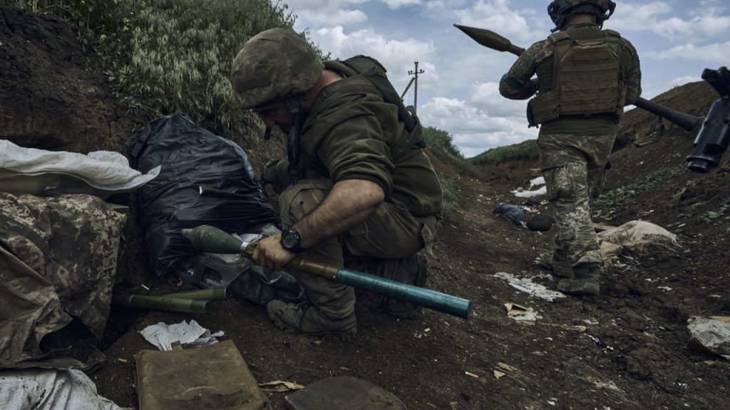Κίεβο προς υποχωρούνται ουκρανικά στρατεύματα: «Καμία παράδοση – Ακόμα και χωρίς πυρομαχικά θα πολεμήσετε» (βίντεο)