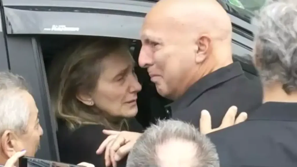 Κηδεία Γ.Ιωαννίδη: Νίκος Γκάλης και Γιούλα Ιωαννίδη αγκαλιάζονται και ξεσπούν σε κλάματα (βίντεο)