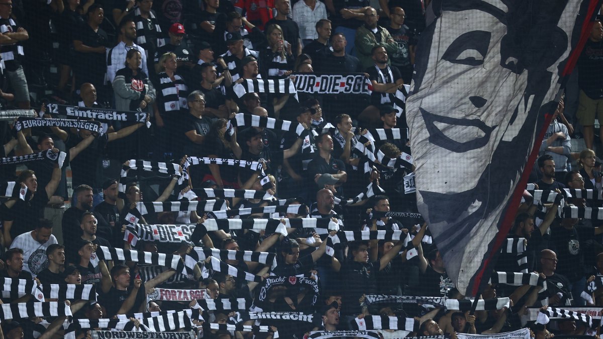 Θεσσαλονίκη: Χειροπέδες σε επτά οπαδούς της Άιντραχτ για κατοχή πυρσών και κροτίδων στο ματς με τον ΠΑΟΚ