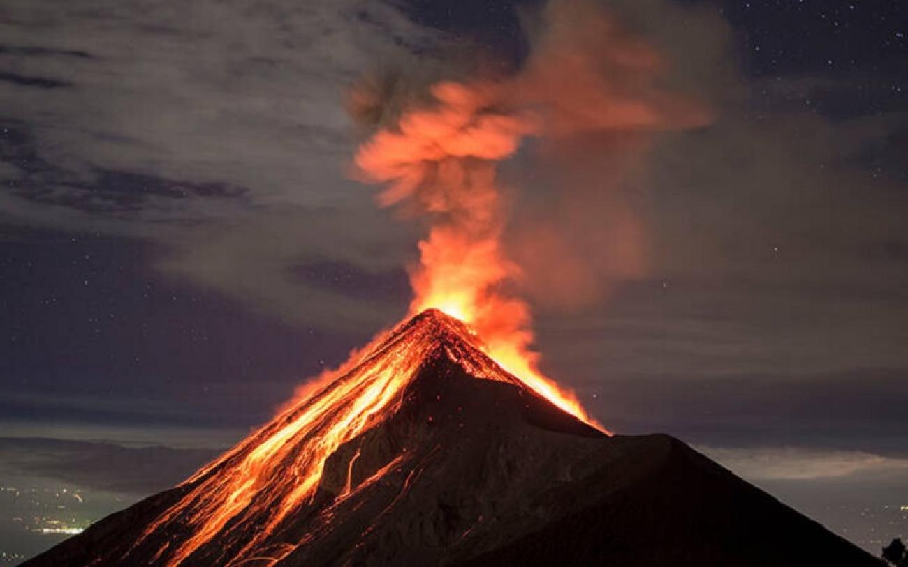 Σαντορίνη: Δείτε τη φαντασμαγορική αναπαράσταση έκρηξης του ηφαιστείου (βίντεο)