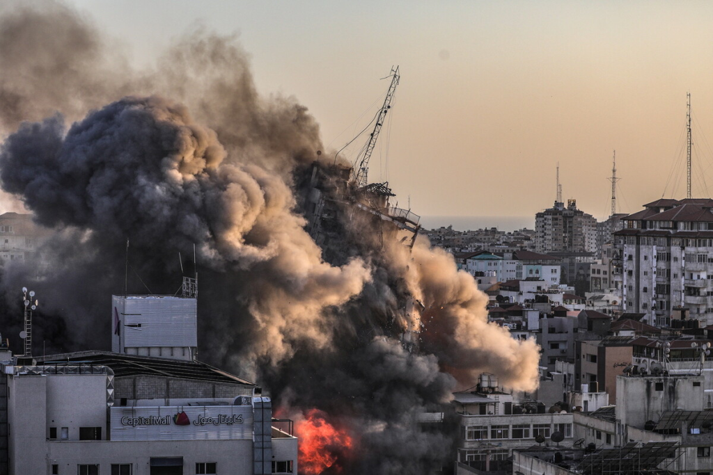 Το Ισραήλ βομβάρδισε δύο πολυώροφους πύργους στη Λωρίδα της Γάζας (βίντεο)
