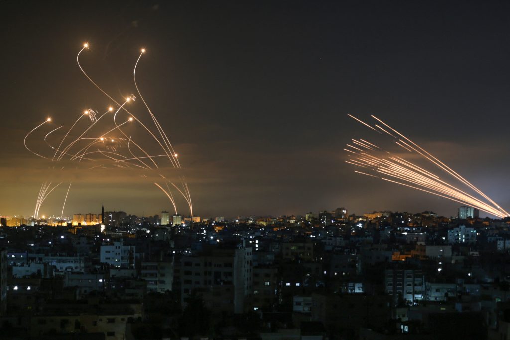 Νέος βομβαρδισμός του Τελ Αβίβ και άλλων τεσσάρων ισραηλινών πόλεων από τους Παλαιστίνιους με 150 πύραυλους εδάφους-εδάφους (βίντεο)