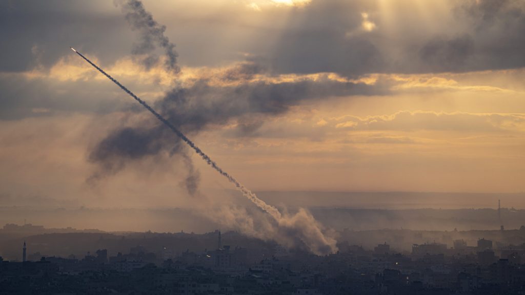 Πόλεμος στο Ισραήλ: «Έχουν απαχθεί στρατιώτες και άμαχοι από τη Χαμάς»