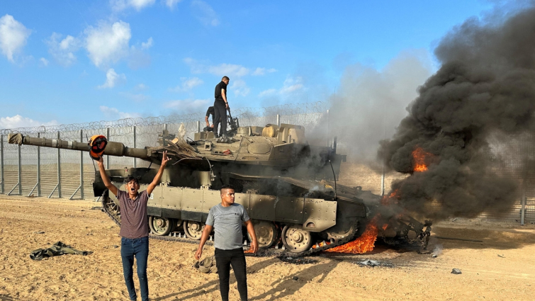 Βίντεο: Αιχμάλωτοι Ισραηλινοί στρατιώτες μεταφέρονται στην Γάζα – Είναι φοβισμένοι