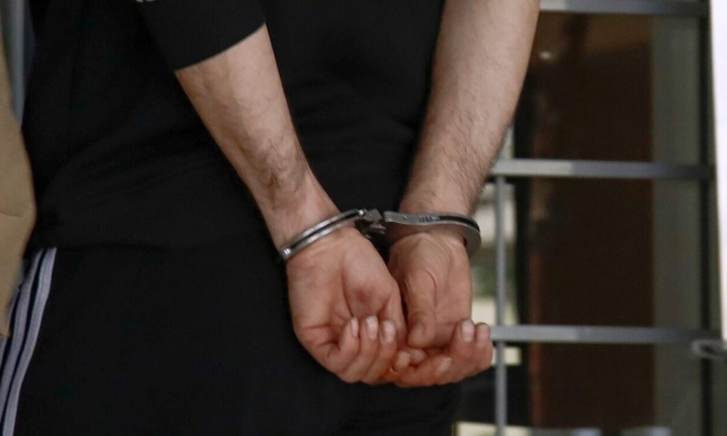 Χαλκιδική: Συνελήφθη νεαρός που τραυμάτισε επιχειρηματία και δύο αστυνομικούς και επιχείρησε να κάψει αυτοκίνητο