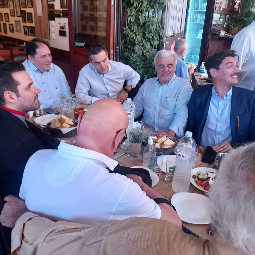 Στον Πειραιά ο Αλέξης Τσίπρας – Χαλαρές στιγμές σε γνωστό μεζεδοπωλείο της περιοχής
