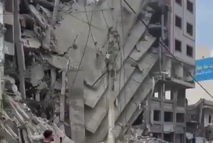 Η ισραηλινή Αεροπορία ισοπέδωσε την Ισλαμική Τράπεζα στην Γάζα (βίντεο)
