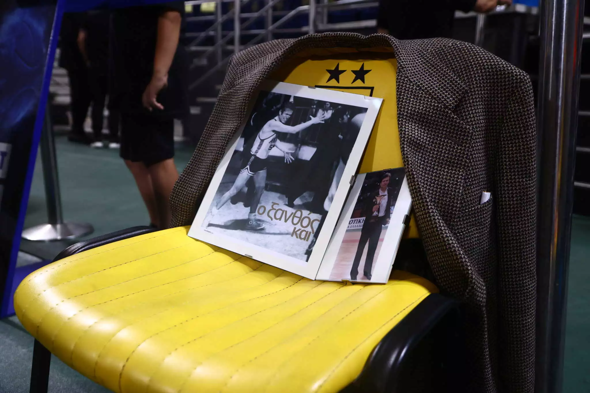 Γιάννης Ιωαννίδης: Συγκίνηση πριν το Άρης – Ολυμπιακός – Έβαλαν το σακάκι του «Ξανθού» σε καρέκλα (φωτο)