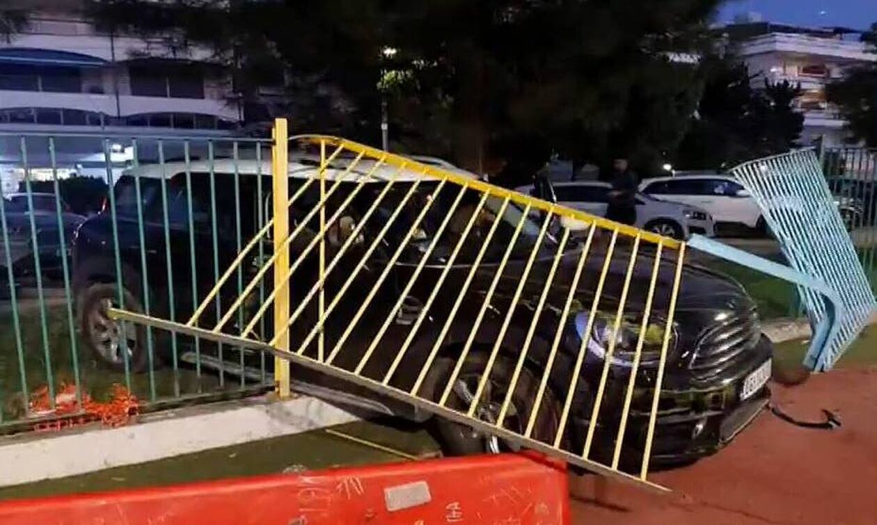 Τροχαίο ατύχημα στη Βουλιαγμένη: Αυτοκίνητο «καρφώθηκε» στα κάγκελα παιδικής χαράς