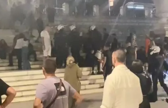 Ένταση στο Σύνταγμα με Παλαιστίνιους να ανοίγουν σημαία και να βγάζουν φωτογραφίες με ψεύτικο όπλο