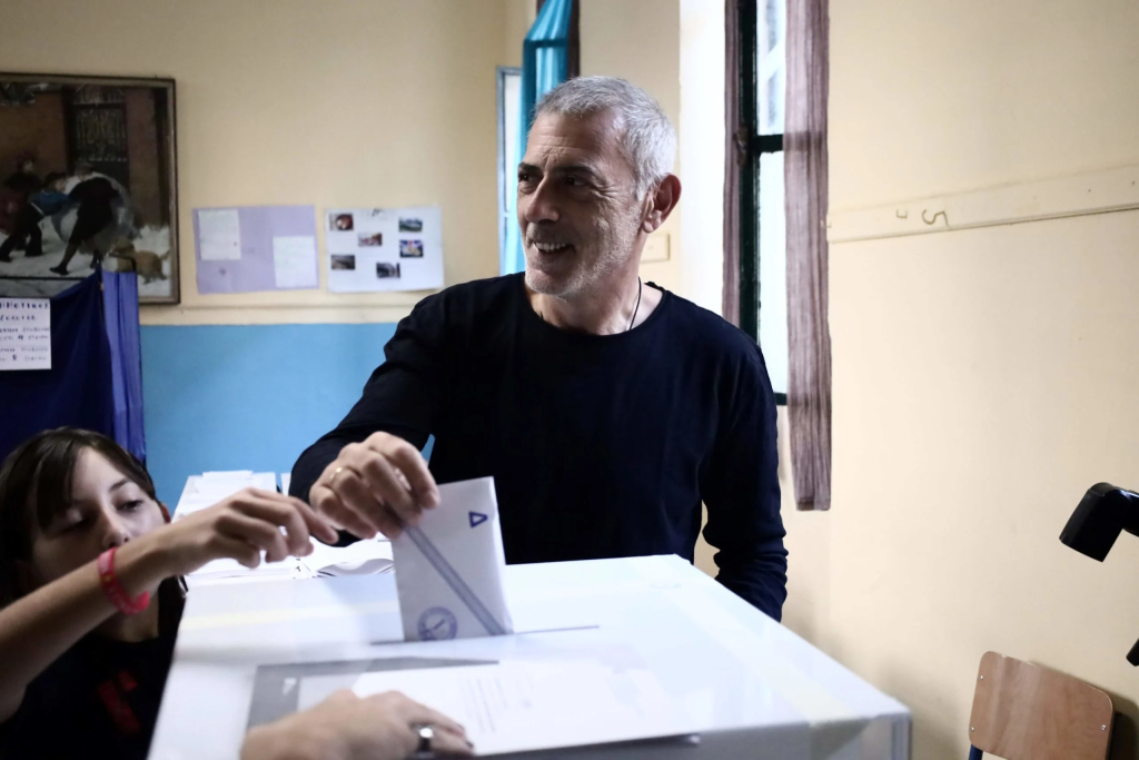 Στο 10ο Γυμνάσιο Πειραιά ψήφισε ο Γ.Μώραλης – «Σήμερα είναι μια πολύ σημαντική ημέρα»
