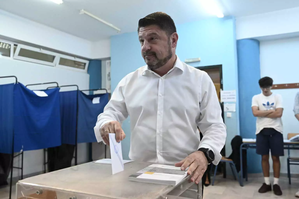 Στο 1ο Γυμνάσιο Βύρωνα ψήφισε ο Νίκος Χαρδαλιάς – «Σήμερα ψηφίζουμε για τη ζωή μας στο Λεκανοπέδιο» (φώτο)