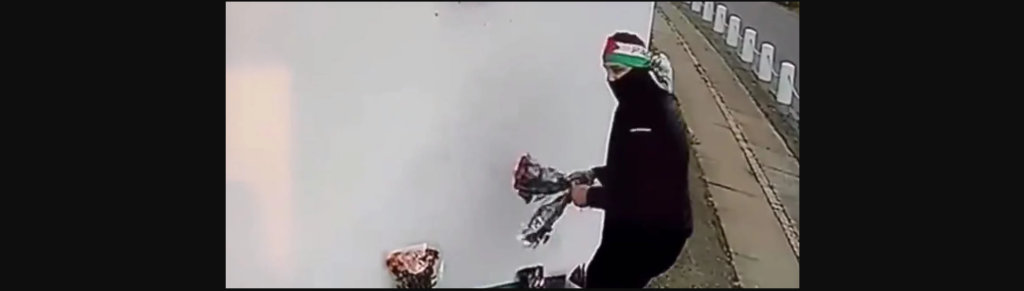 Δανία: Υποστηρικτές της Χαμάς πετούν τα λουλούδια από την πρεσβεία του Ισραήλ που άφησαν για τα θύματα