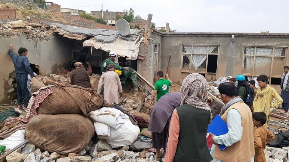 Συγκλονιστικό βίντεο: Μωρό εντοπίστηκε ζωντανό κάτω από τόνους πέτρες στο Αφγανιστάν