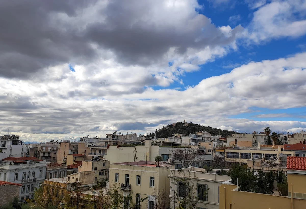 Γενικά αίθριος ο καιρός σήμερα – Πτώση της θερμοκρασίας στα κεντρικά και βόρεια