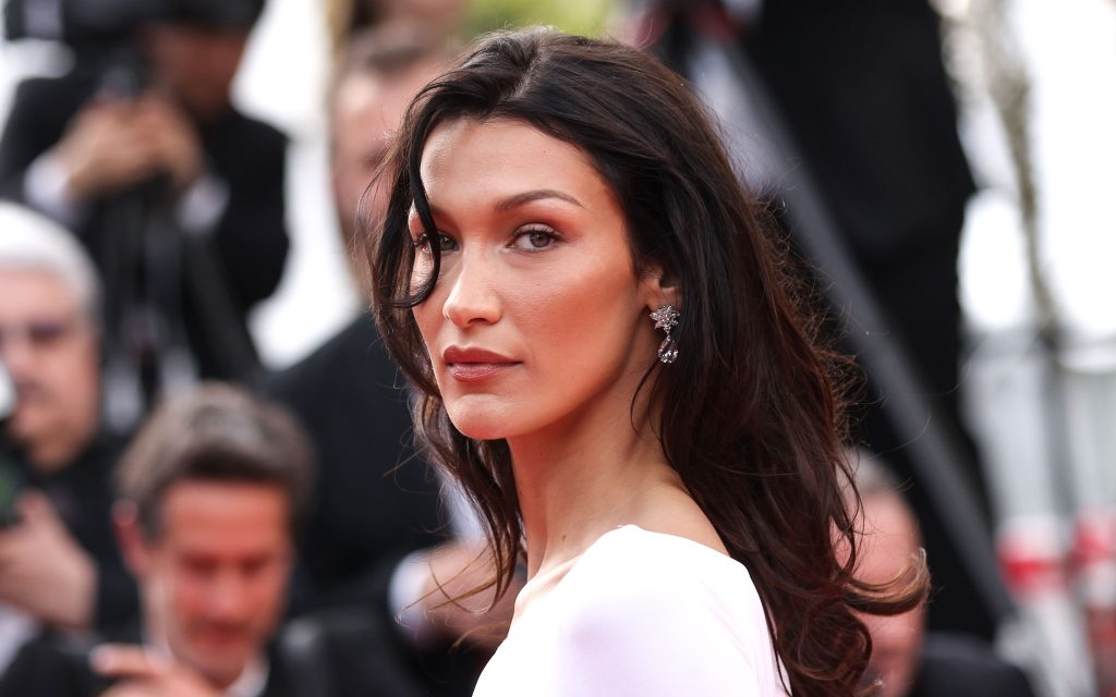 Bella Hadid: Πόζαρε topless και έκρυψε τα απόκρυφα σημεία της με ένα μπουκέτο λεβάντας (φωτο)
