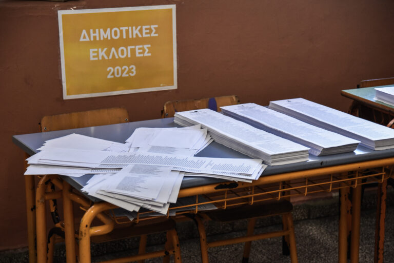 Αυτοδιοικητικές εκλογές: Σε ποιους δήμους υπήρξαν «εκπλήξεις» – Ποιοι πρώην βουλευτές εκλέγονται δήμαρχοι