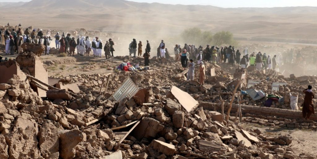 Ομαδικές κηδείες στο Αφγανιστάν μετά τον φονικό σεισμό: Πάνω από 2.400 οι νεκροί και 2.000 τραυματίες (φώτο)