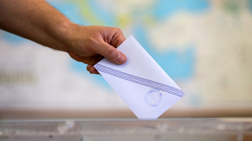 Λάρισα: Βρέθηκε φάκελος με… χαρτονομίσματα ανάμεσα στα ψηφοδέλτια