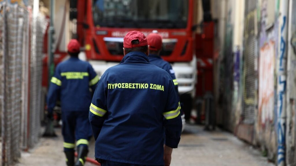 Ε.Ο. Αθηνών-Πατρών: Φωτιά σε όχημα που μετέφερε είδη ρουχισμού
