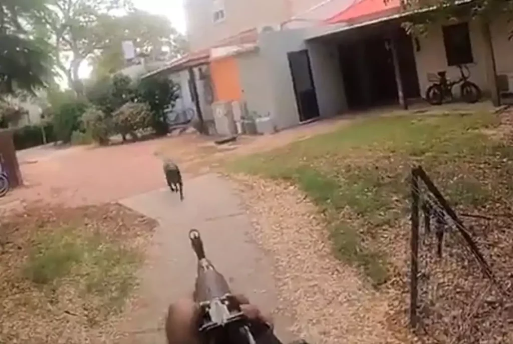 Ισραήλ: Μαχητής της Χαμάς εκτελεί σκύλο που τον εμπόδιζε να εισβάλλει σε σπίτι (βίντεο)