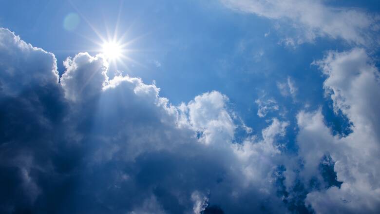 Καιρός: Ανεβαίνει η θερμοκρασία σήμερα – Πού θα πέσουν βροχές