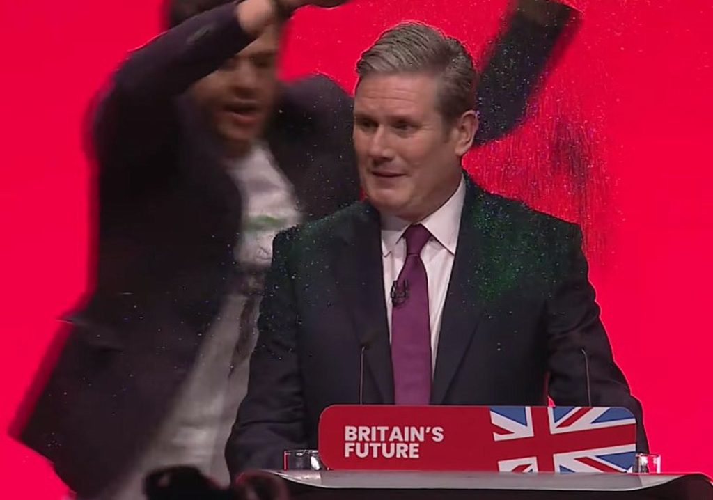 Βρετανία: Διαδηλωτής έριξε glitter στον ηγέτη των Εργατικών