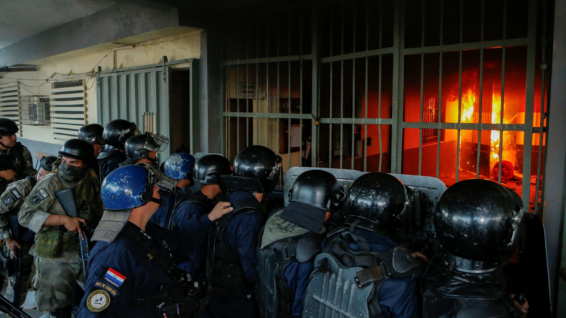 Εξέγερση των κρατουμένων στις φυλακές της Παραγουάης – Έθεσαν υπό ομηρία 11 μέλη του προσωπικού και έβαλαν φωτιά