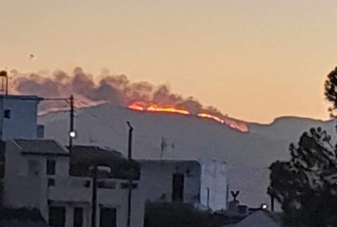 Ξέσπασε φωτιά στο Λασίθι: Αποπνικτική η ατμόσφαιρα (φωτό)