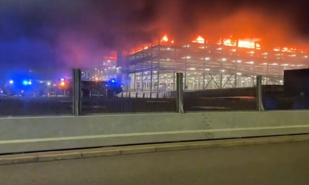 Λονδίνο: Μεγάλη φωτιά στο αεροδρόμιο Λούτον – Αναστέλλονται οι πτήσεις (βίντεο)