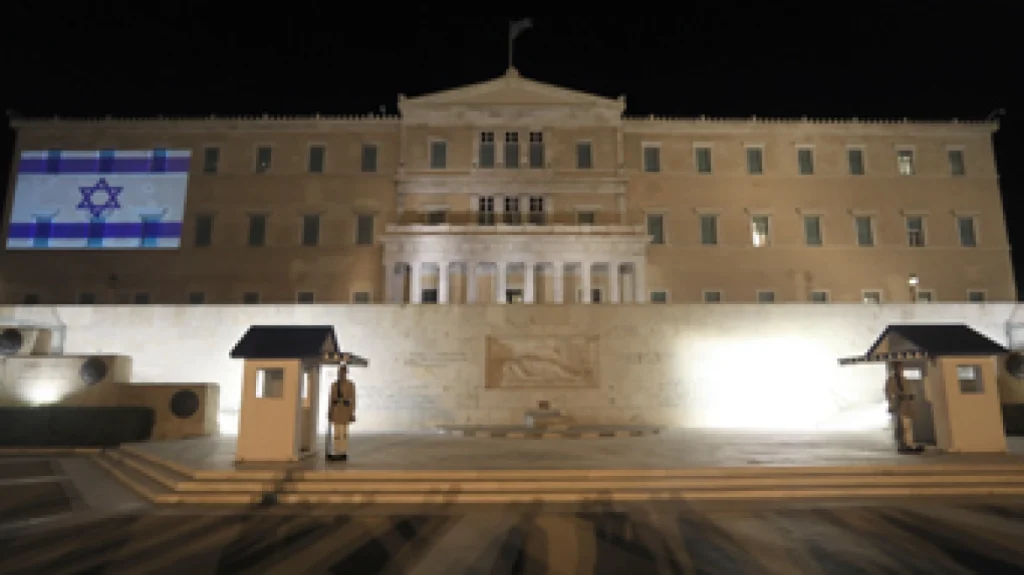 Φωταγώγηση της Βουλής στα χρώματα της σημαίας του Ισραήλ – «Απάνθρωπη η επίθεση της Χαμάς» λέει ο Κ.Τασούλας