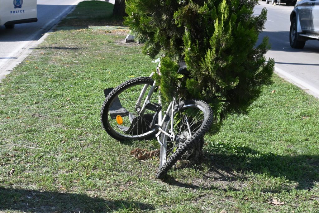 Λάρισα: Ποδηλάτης τραυματίστηκε σοβαρά όταν παρασύρθηκε από διερχόμενο όχημα