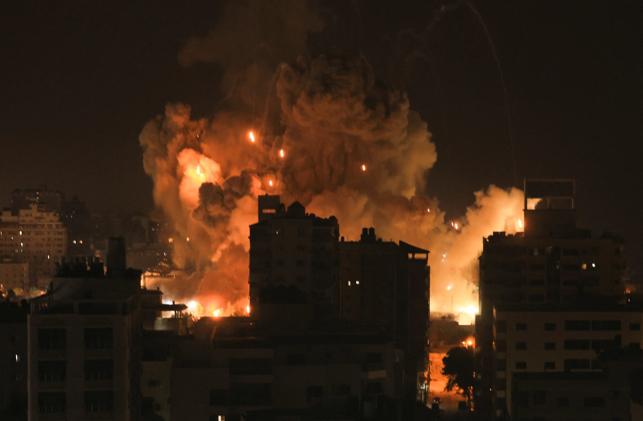 Η Γάζα κονιορτοποιείται: 3.600 χτυπήματα από τις ισραηλινές δυνάμεις – Σφυροκόπημα με βόμβες του ενός τόνου (βίντεο)