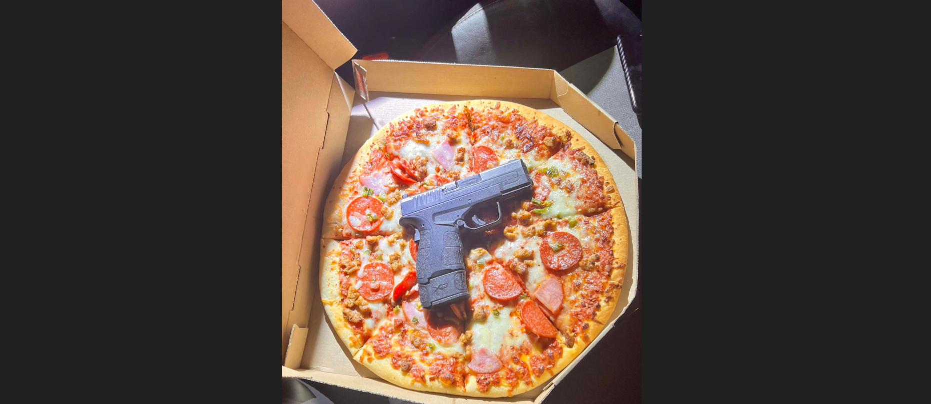 ΗΠΑ: Του έκαναν έλεγχο και βρήκαν όπλο μέσα στην… πίτσα του (φωτο)