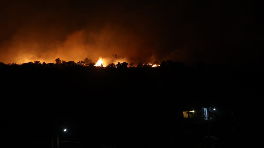 Μαραθώνας: Φωτιά στον Σχοινιά – Ενισχύθηκαν οι δυνάμεις της Πυροσβεστικής (φωτο) (upd)