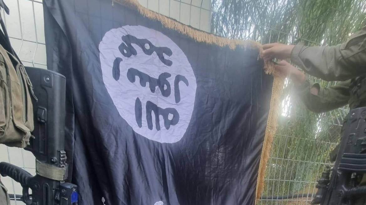 Ισραήλ: Οι τρομοκράτες της Χαμάς άφησαν σημαία του ISIS στο κιμπούτζ Σούφα