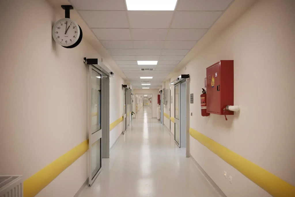 Συνελήφθη υπάλληλος νοσοκομείου που ενημέρωνε γραφείο τελετών για το ποιοι ασθενείς επρόκειτο να πεθάνουν