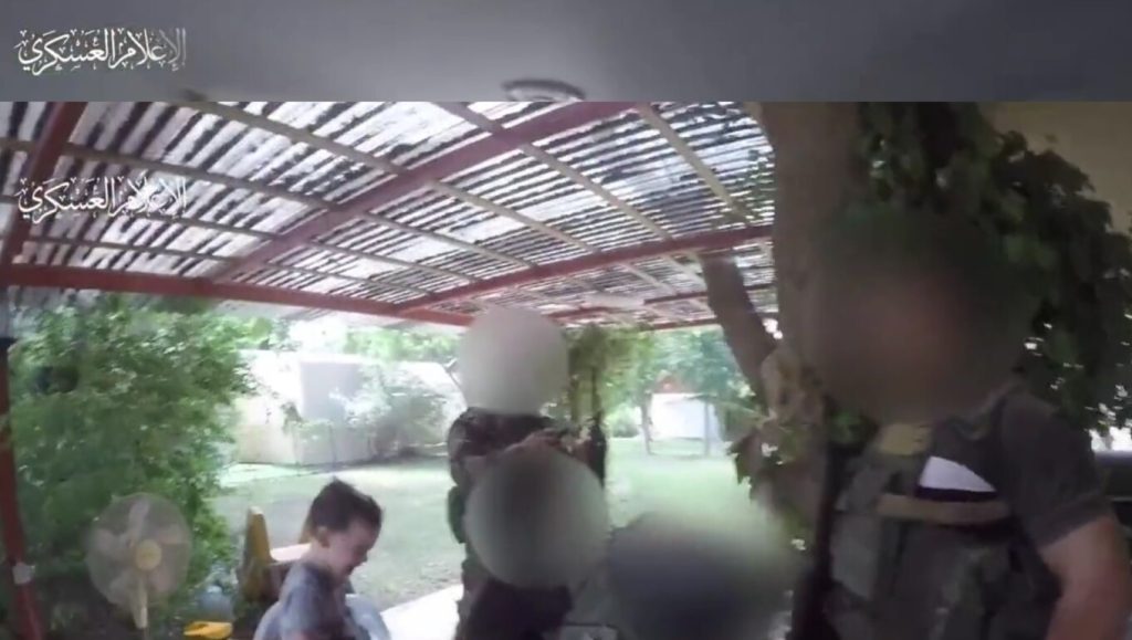 Η Χαμάς δημοσίευσε βίντεο με τους μαχητές της να νταντεύουν τα παιδιά των Ισραηλινών