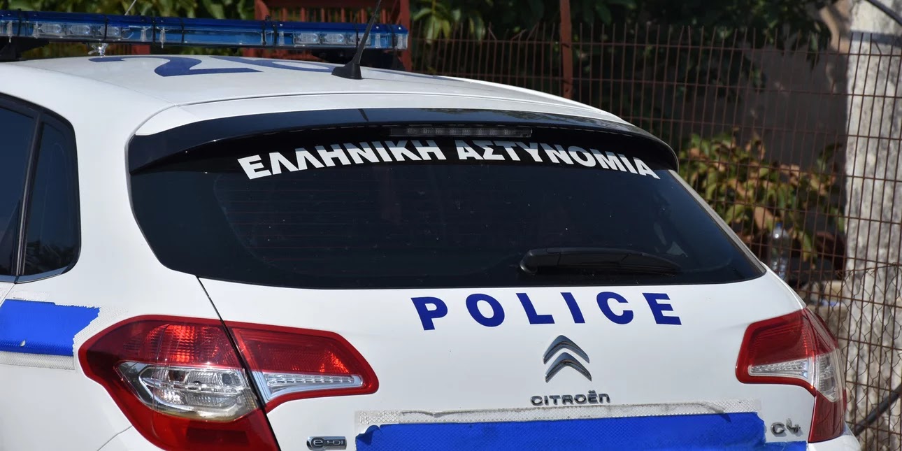 Πετρούπολη: Χειροπέδες σε ανήλικους που πέταξαν πέτρα σε σχολείο – Είχαν πάνω τους ασυρμάτους και όπλο ρέπλικα