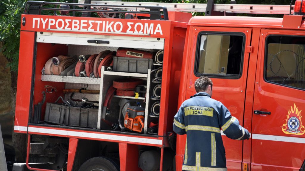 Θεσσαλονίκη: Φωτιά σε οχήματα σε πιλοτή πολυκατοικίας