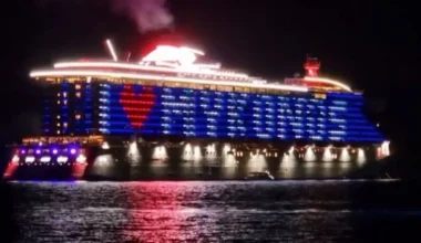 Μύκονος: Kρουαζιερόπλοιο στο λιμάνι του νησιού έγραψε με τα φώτα του «I Love Mykonos» (βίντεο)