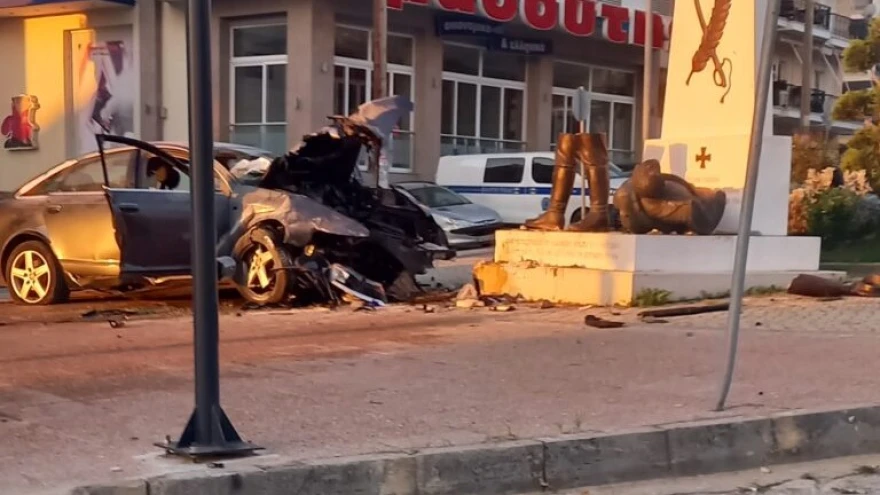 Τροχαίο δυστύχημα στη Φλώρινα: Αυτοκίνητο «καρφώθηκε» σε άγαλμα – Δύο νεκροί (φώτο)